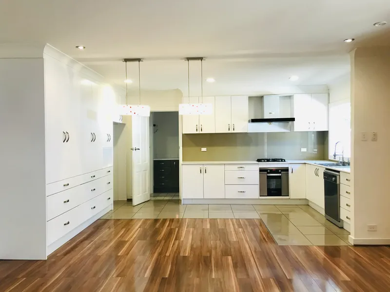 5 BEDROOM FAMILY HOUSE!