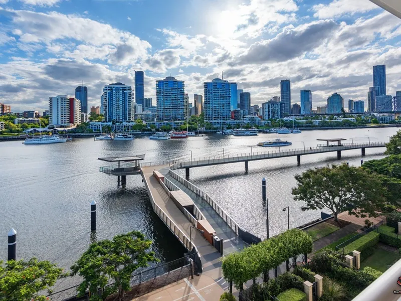Absolute Riverfront Top Floor Living- Breaklease