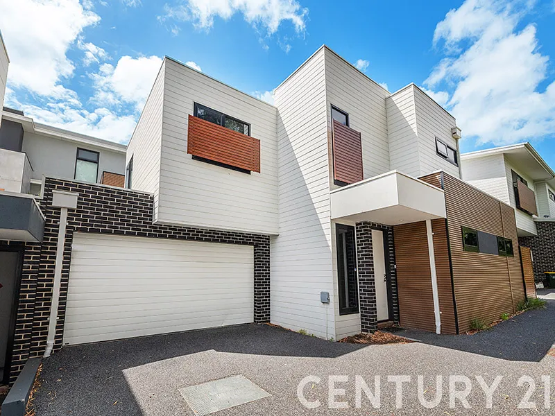 A SPACIOUS, STYLISH TOWNHOUSE IN MCKINNON VILLAGE