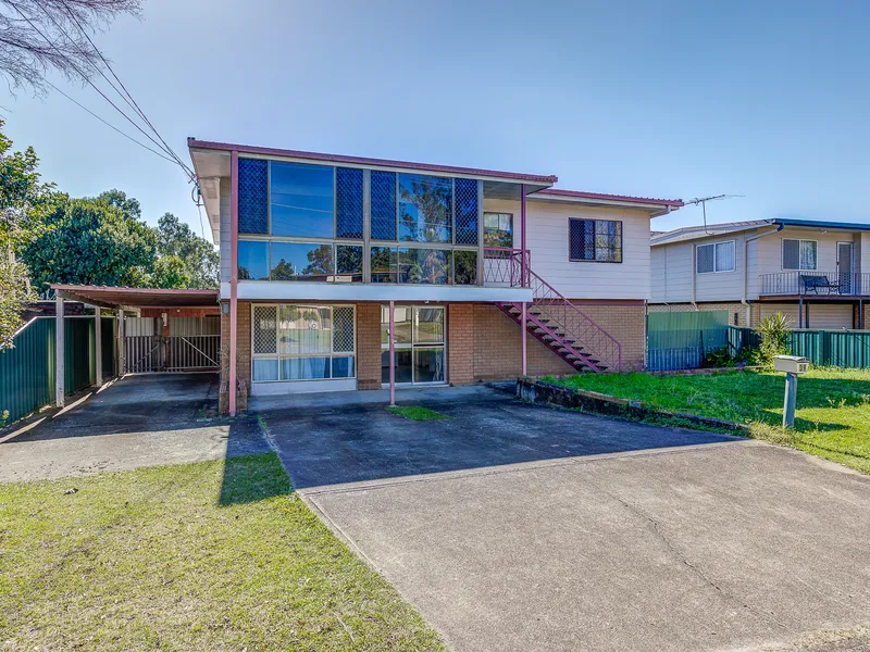 FAMILY HOME IN THE HEART OF KINGSTON WITH A HUGE YARD 