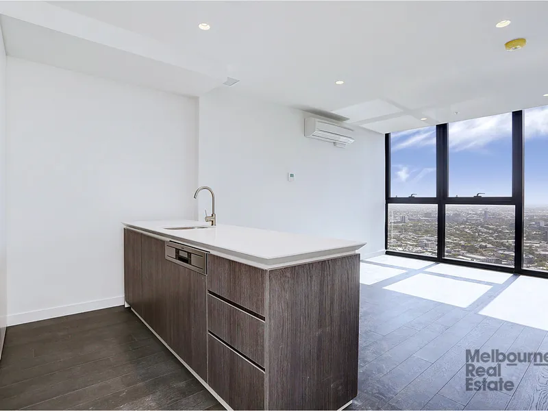 One bedroom apartment in EQ Tower with fantastic view!
