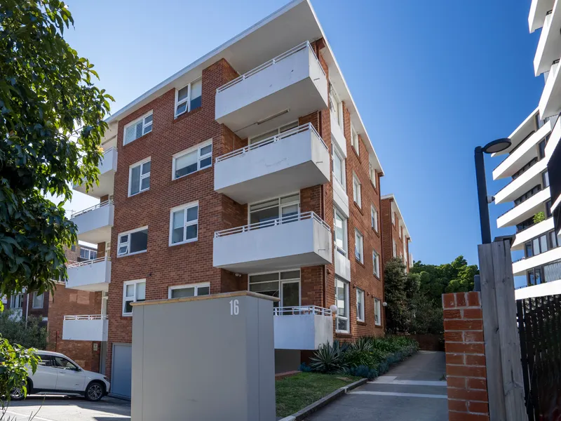 Light & airy top floor apartment with leafy surrounds!