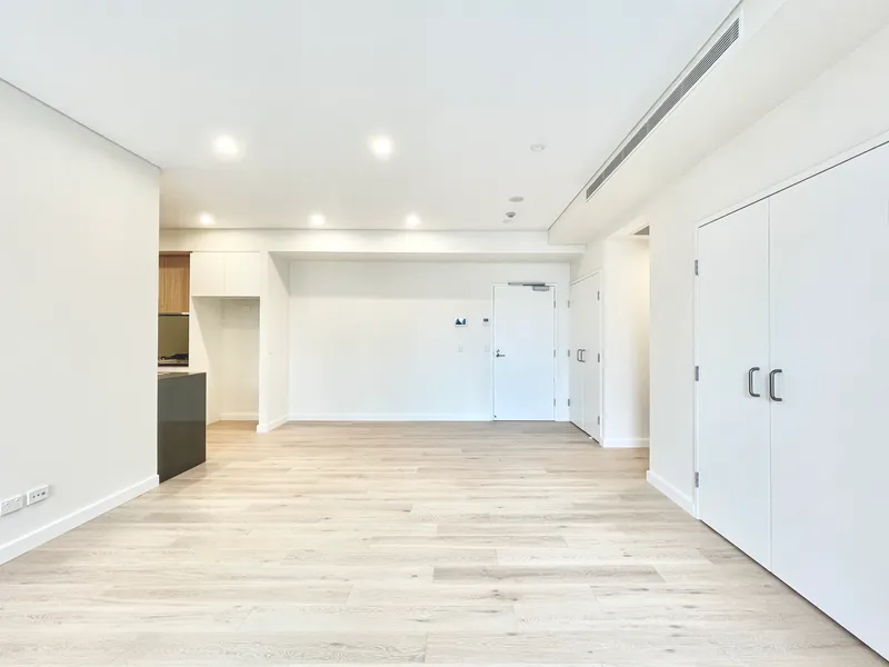 Brand new luxury 2 beds with study room