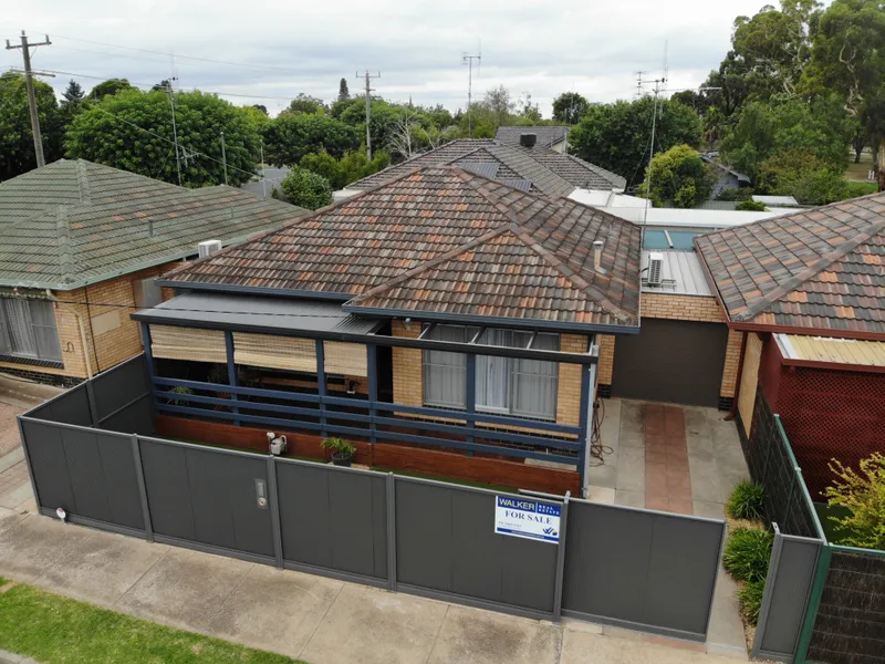 STUNNINGLY RENOVATED 2 BEDROOM TOWNHOUSE