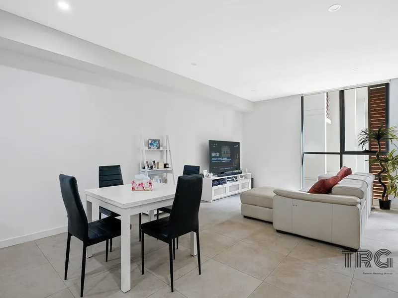 Must See This Low Strata Oversize One Bedroom plus Study/2 Bed Apt at Mascot!