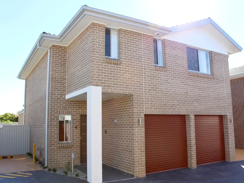 5 Bedroom Townhouse Close to Train Station!