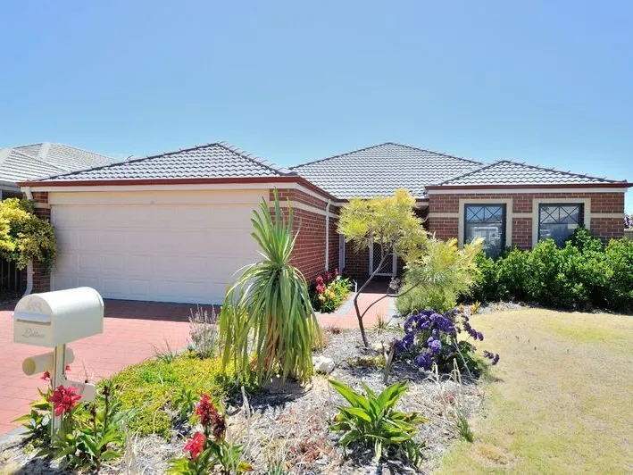 FAMILY HOME WITHIN WALKING DISTANCE TO SCHOOLS