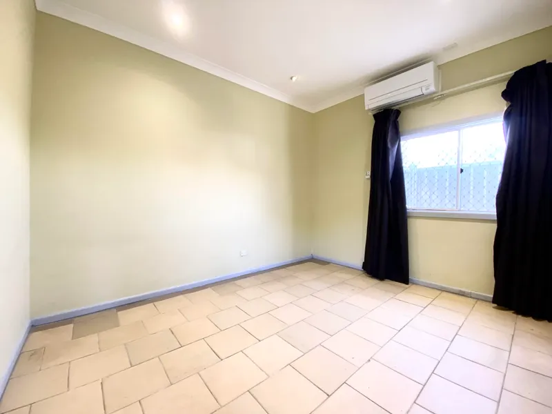 SELF-CONTAINED 1 BEDROOM FLAT. WALK TO HORNSBY STATION.