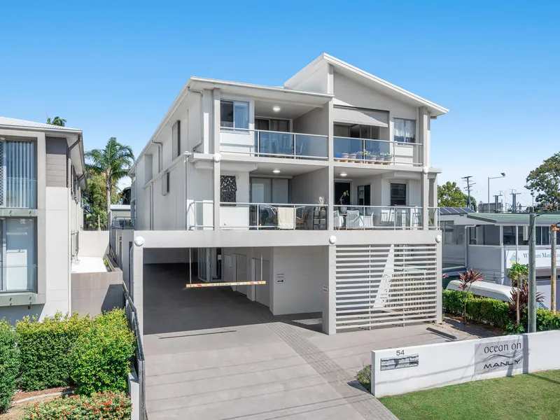 Top-Floor Apartment with Bay Vistas