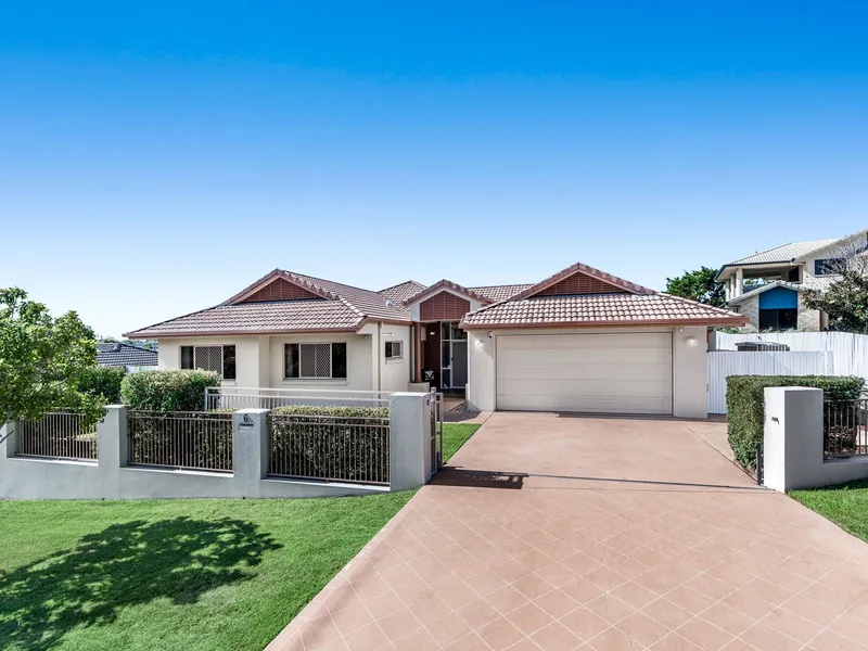 SPRAWLING GATED LOWSET, CLOSE TO GOLF COURSE + SPACE FOR BOAT/TRAILER