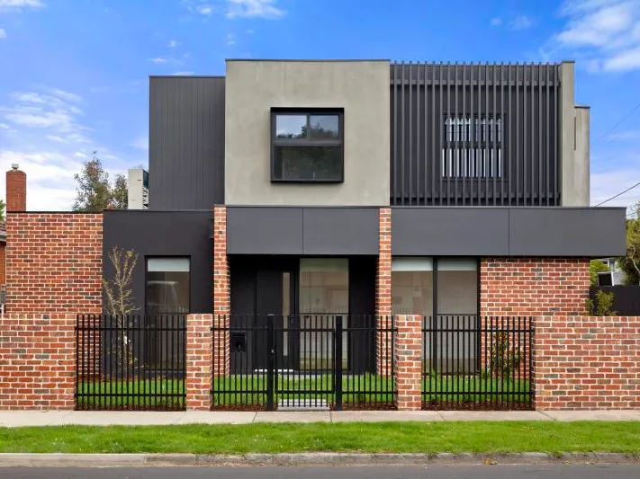 LUXURIOUSLY FINISHED IN PRIME LOCATION