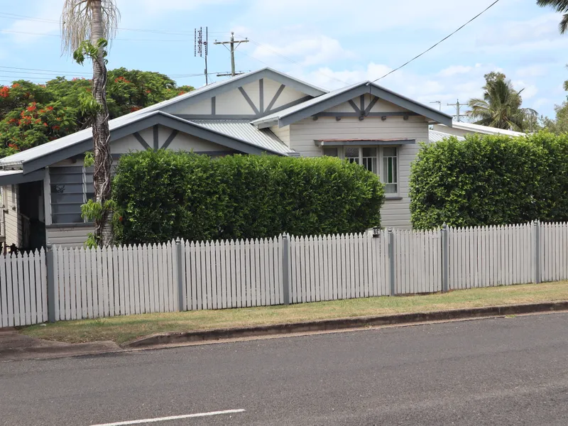 Queenslander Living On Large Block