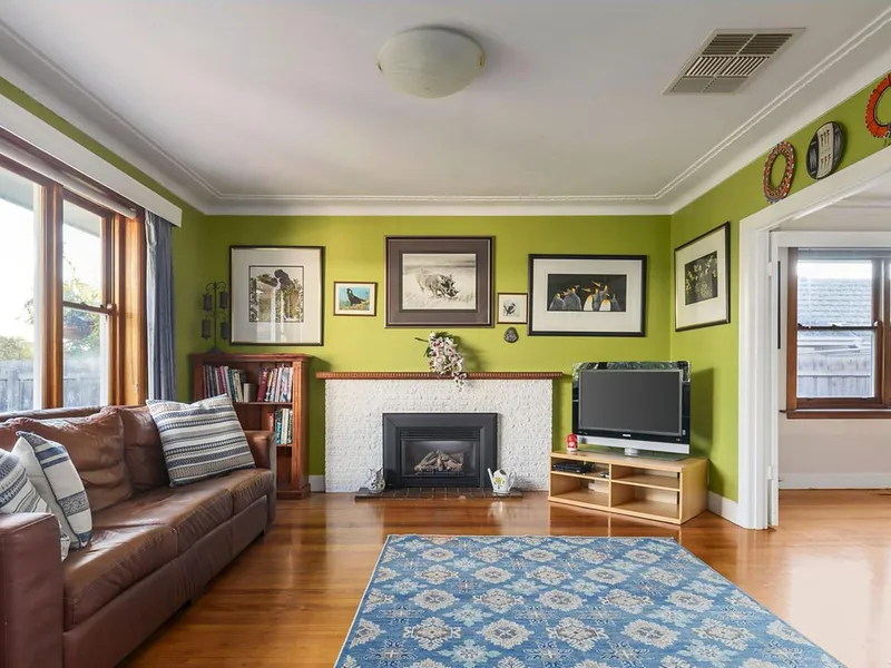 WARM AND COSY! **6 MONTH LEASE**