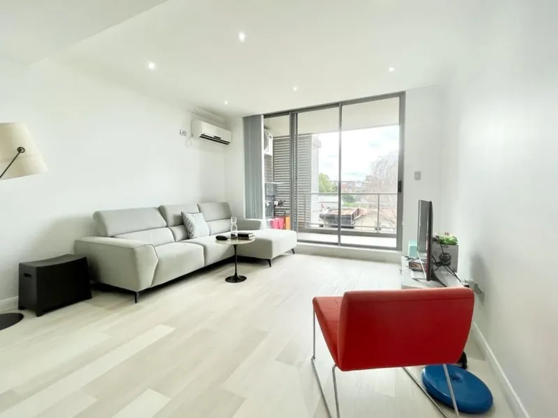 Silversquare - Modern one bedroom apartment with timber flooring