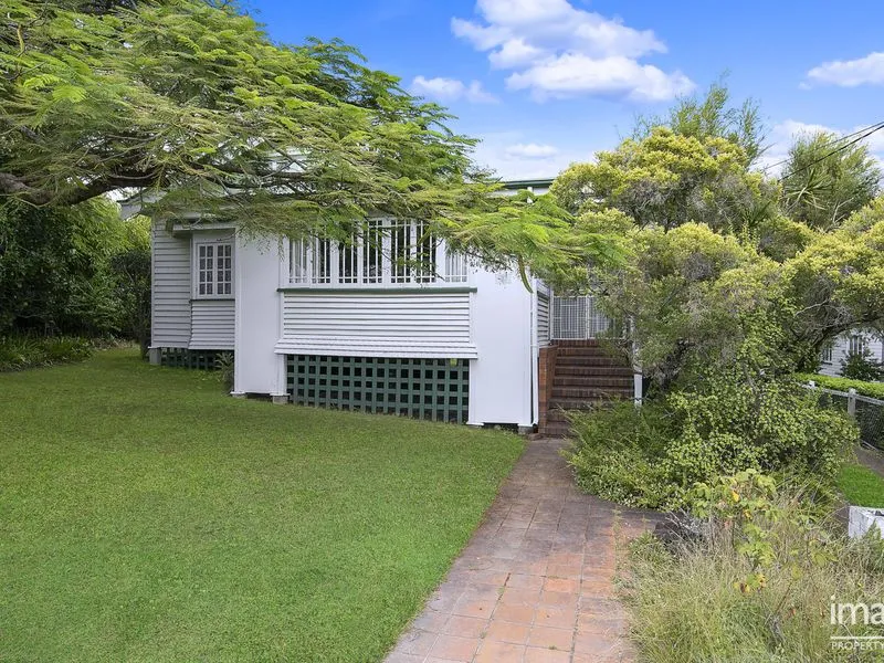 HUGE FAMILY HOME IN THE HEART OF CAMP HILL - 6KM FROM CBD