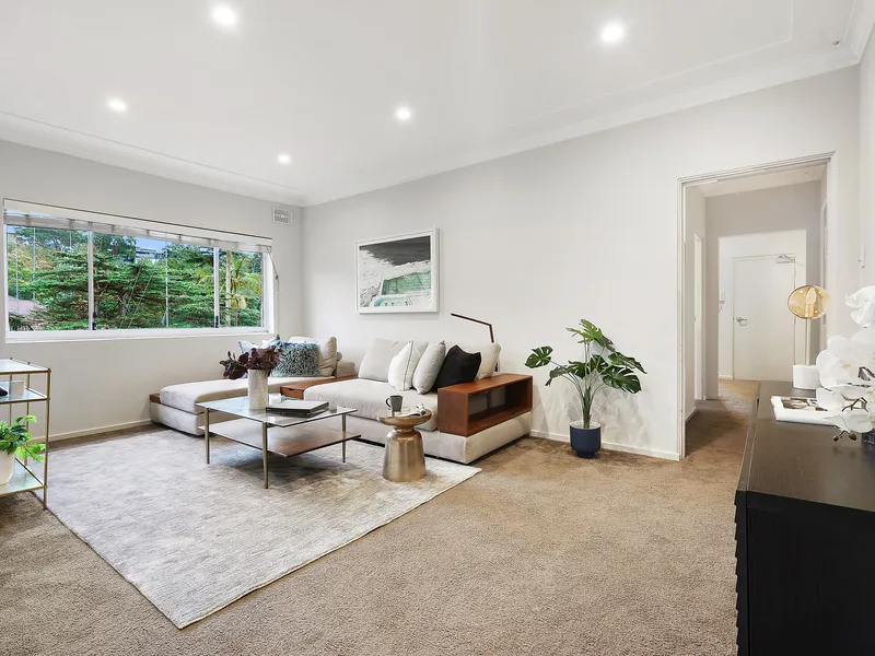 Top floor apartment moments from the beach