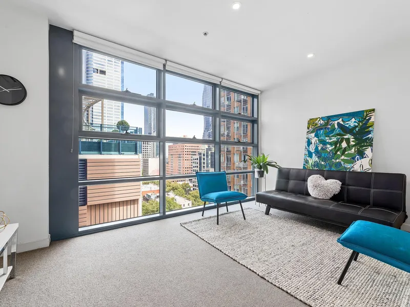 Spacious & Bright with views of Melbourne Star Observation
