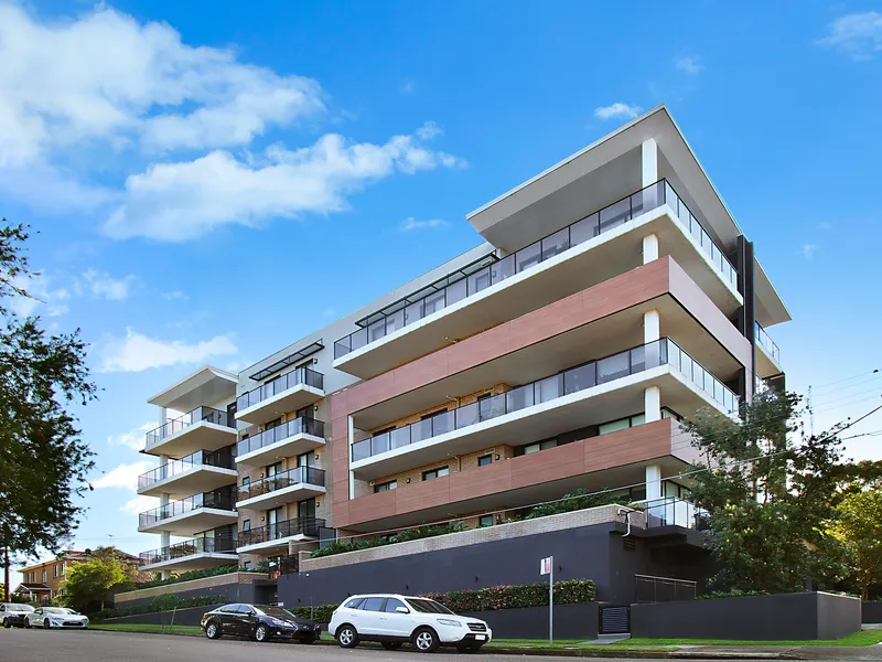 Updated Apartment In Modern Boutique Block