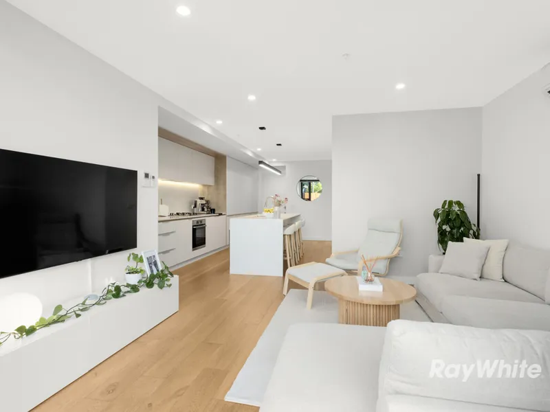 Online Auction | Oversized Living in a Prized Location