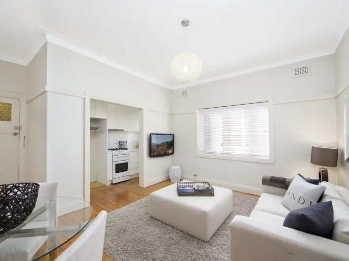 IMMACULATELY PRESENTED & IDEALLY LOCATED 1+SUNROOM UNIT