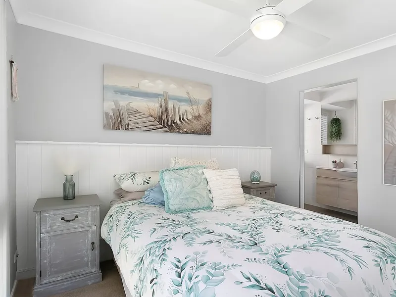 ***COMING SOON***6 BEDROOM AND SPARKLING POOL