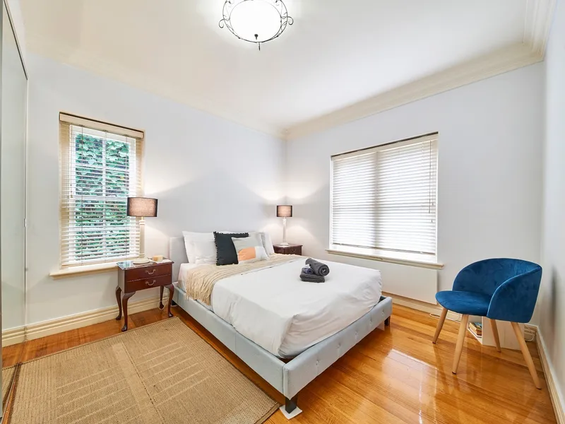 Toorak Apartment with Front Yard. Unlimited  WIFI & Netflix, Fully Furnished.