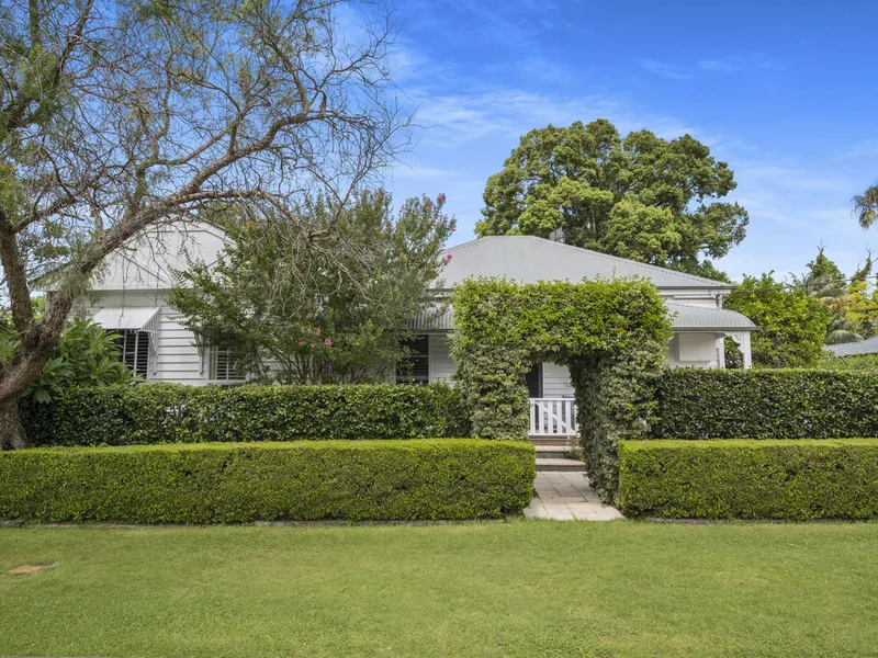 “Classic Federation Charm in Berry”