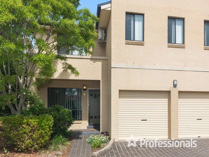 SPACIOUS FAMILY TOWNHOUSE SITUATED IN QUIET COMPLEX!