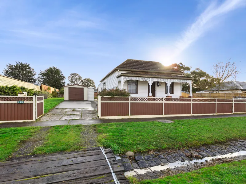 Victorian Home On a Large 900 m2