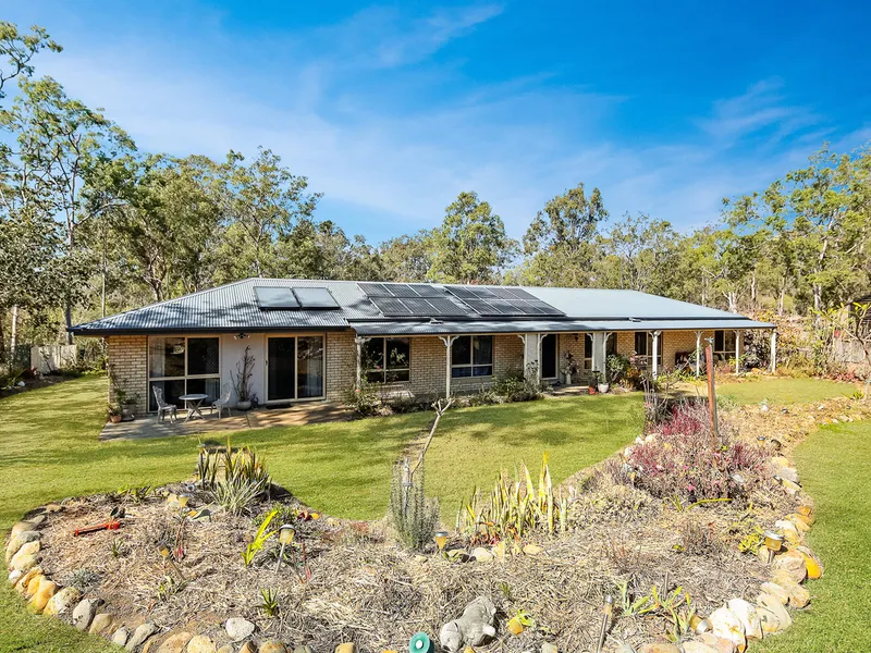 RELAXED LIVING IN QUIET CUL DE SAC ON A MASSIVE 6705 SQUARE METRE BLOCK!