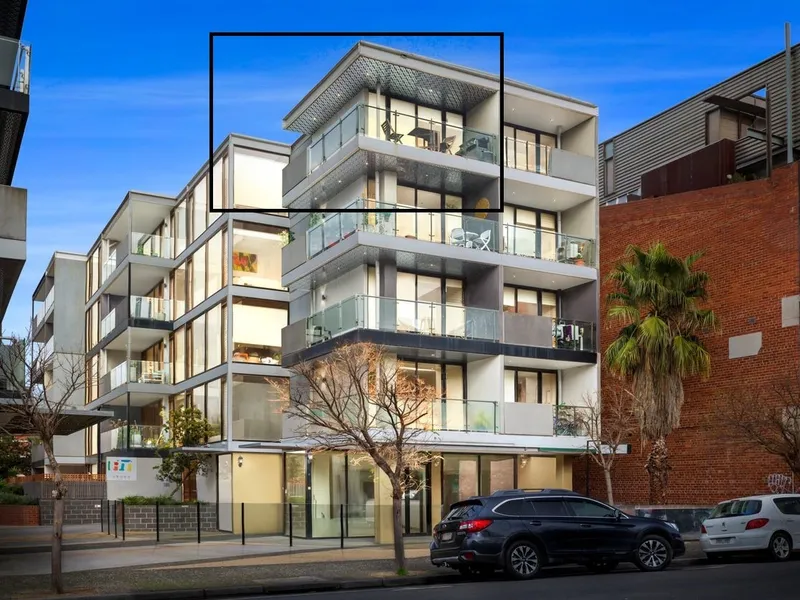 Quality built St Kilda apartment ON THE TOP FLOOR!