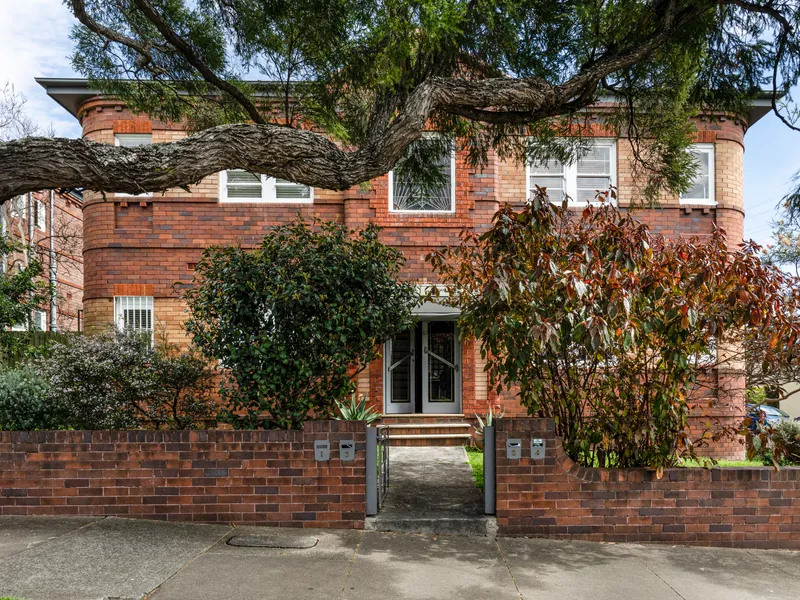Art Deco: 2 beds + study + lock-up garage
