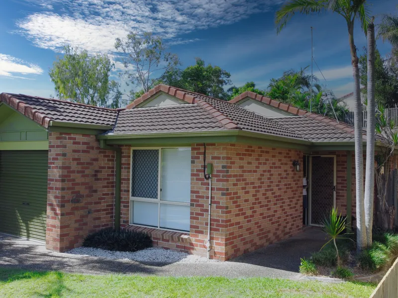 CALLING ALL FREQUENT COMMUTERS!   A RARE GEM, STAND ALONE DUPLEX PERFECT FOR DOCTORS, NURSES & UNI LECTURERS, SET IN A PRIME LOCATION IS SELLING NOW!