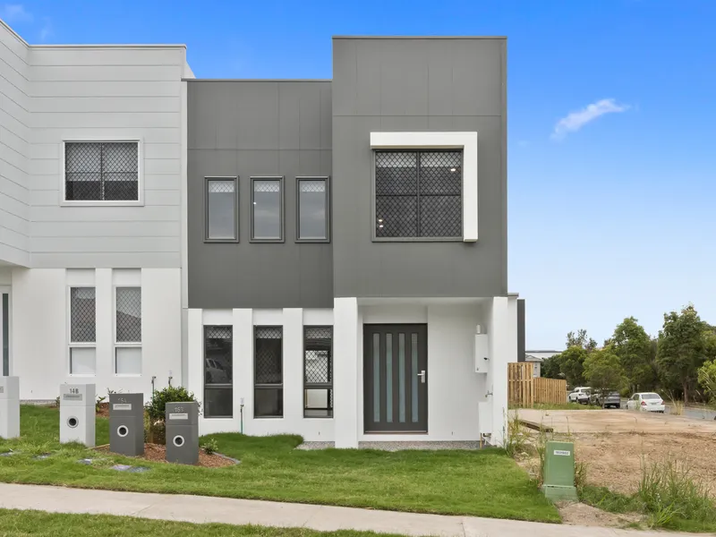 BRAND NEW TOWNHOUSE IN COOMERA WITH DUCTED AIR CONDITIONING!