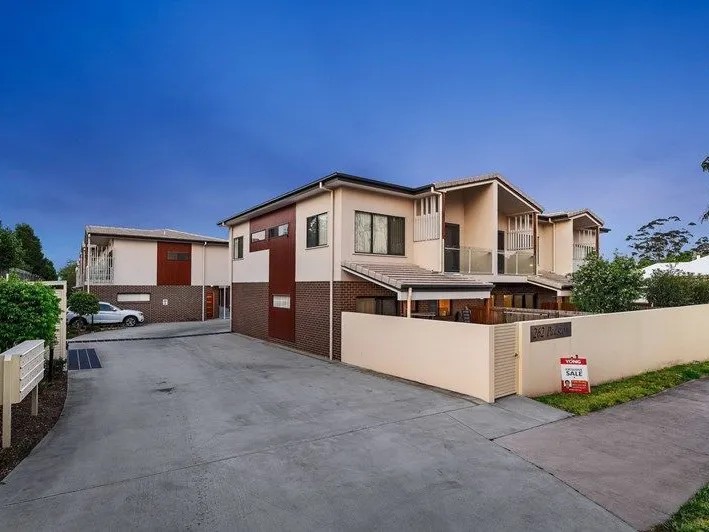 Large & Luxurious Modern Townhouse in the boutique 