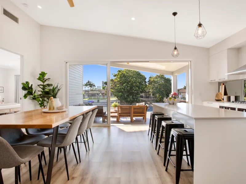 East facing waterfront entertainer