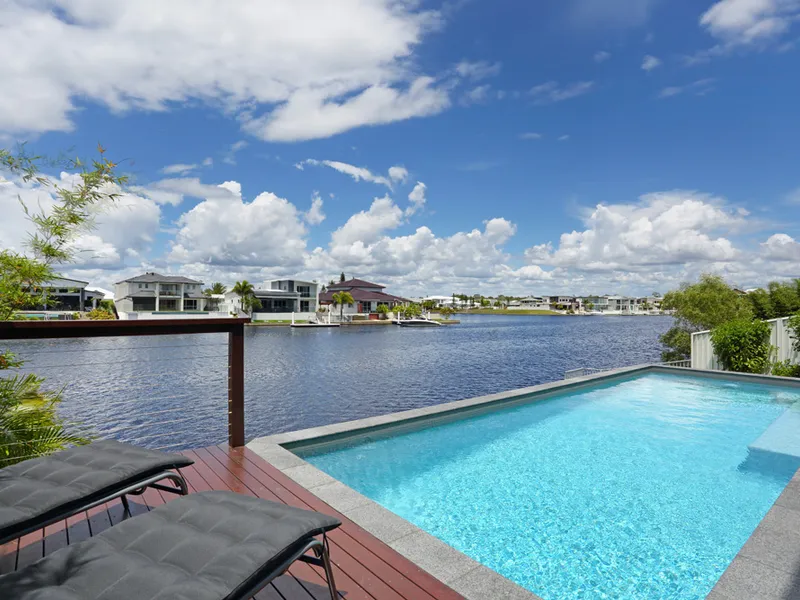 Waterfront Luxury With Pontoon For The Boat