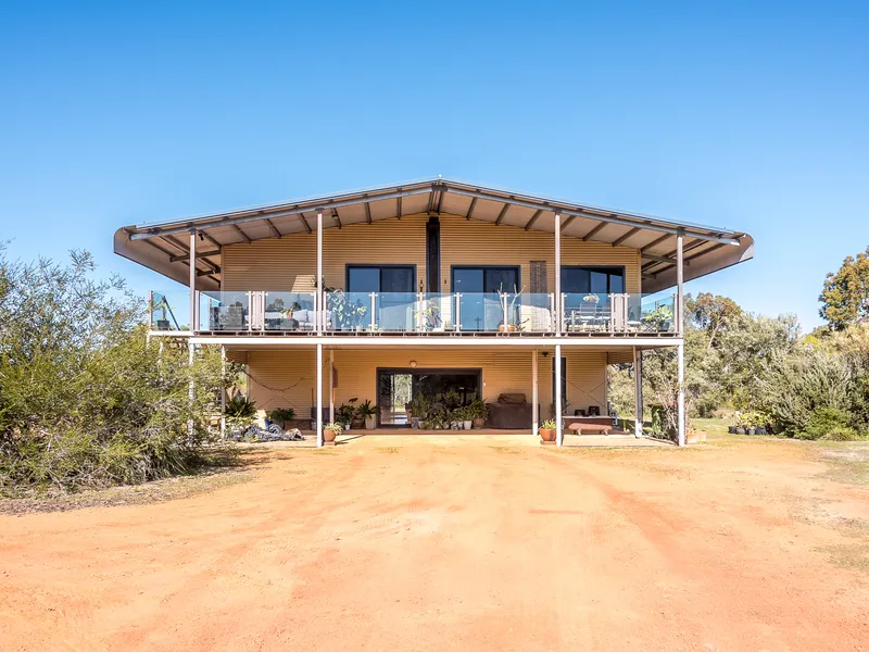 Spacious 7 bedroom - 3 bathroom country family home!
