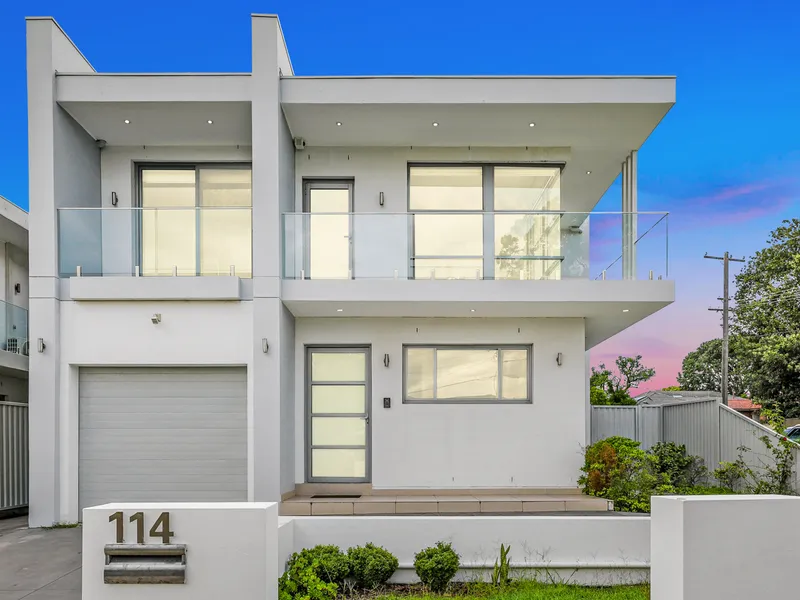 Entertainer's Haven on a Handy Corner Position