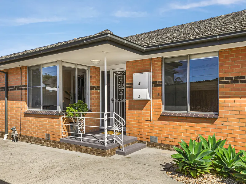 SENSATIONAL STARTER OR EASY INVESTMENT - PERFECT EITHER WAY!