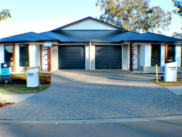 NEAR NEW DUPLEX IN THE ENTRANCE ESTATE