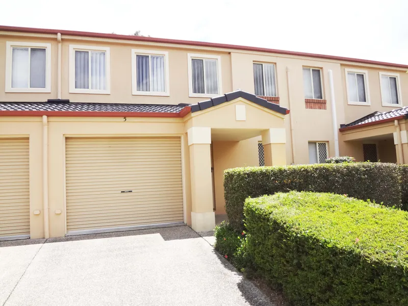 3 BR townhouse in secure gated complex w/ pool!!! Available 26/04/21