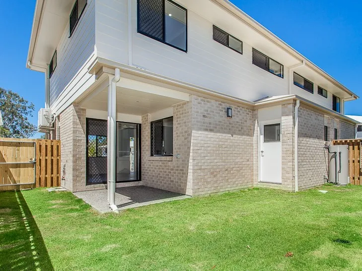 MODERN TOWNHOUSE WITH AIR-CONDITIONING!