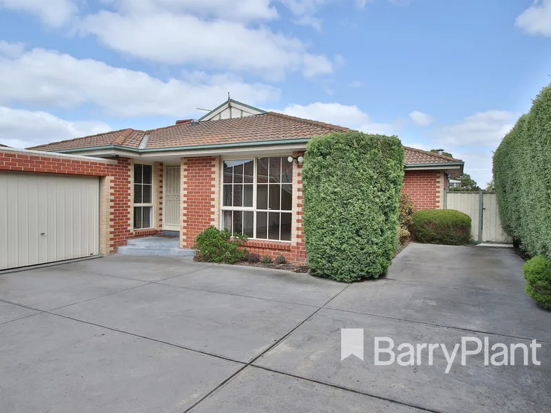 DELIGHTFUL PRIVATE REAR SINGLE LEVEL 3 BEDROOM VILLA!
