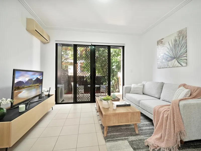 Spacious & renovated slipt level 2 bedrooms apartment for sale with 2 huge court yards!