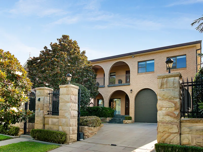 Private Family Sanctuary on 1,198 m2 of Level Land