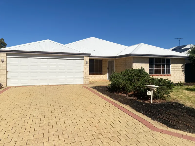 SPACIOUS FAMILY HOME - FRESHLY PAINTED THROUGHOUT