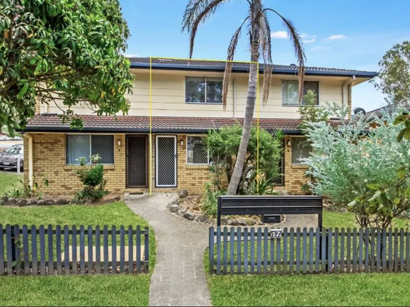 INVESTORS BEWARE... IMMACULATELY RENOVATED TOWNHOME 20 MINS TO BEACH!