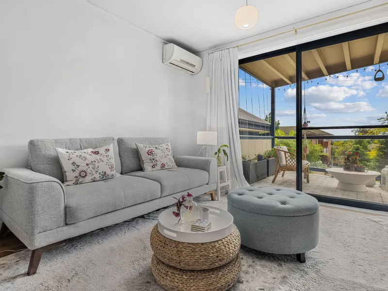 Renovated 2-bedroom apartment in a sought after Inner South locale