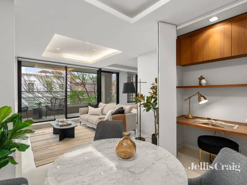 First class furnished residence on the edge of Fitzroy Gardens